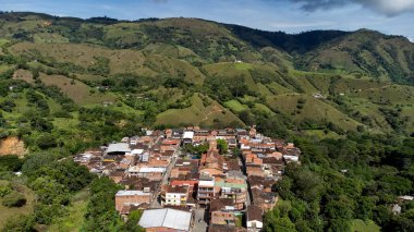 Ebejico, Antioquia, Kolombiya. 25 Mayıs 2025. Panoramik drone görüntüsü, belediye Medellin 'e 42 km uzaklıkta.
