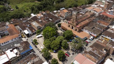 Ebejico, Antioquia, Kolombiya. 25 Mayıs 2025. Katolik cemaati kasabanın ana parkında yer alıyor.