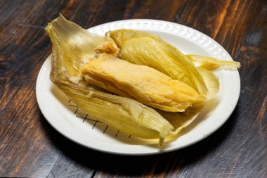 Geleneksel çocuk yemeği - mısır kabuklarına sarılmış