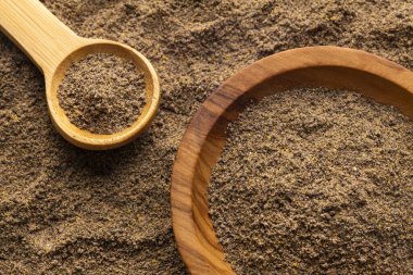 Kavanoz ve kaşıkta siyah biber - Piper nigrum