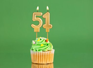 51 numaralı doğum günü mumu - Yeşil arka planda kek