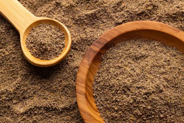 Kavanoz ve kaşıkta siyah biber - Piper nigrum