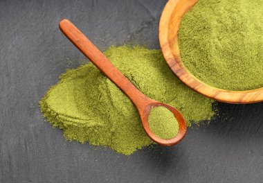 Moringa oleifera - Bir kâse ve kaşıkta organik yeşil moringa