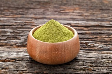 Yeşil ve doğal bir sabah tozu bir kasede - Moringa oleifera
