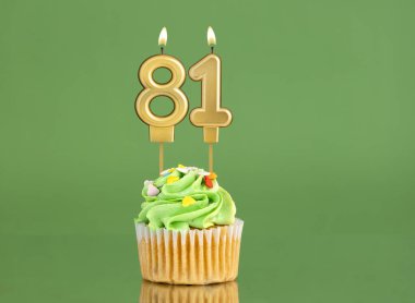 81 numaralı doğum günü mumu - Yeşil arka planda kek