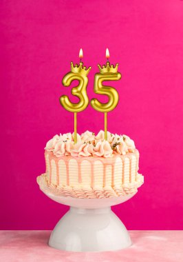 35 numaralı doğum günü mumu - Damlayan kremalı pembe kutlama pastası