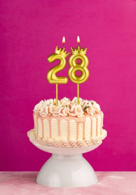 28 numaralı mumlu pembe doğum günü pastası.