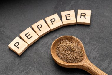 Piper nigrum - Kaşıktaki kara biber baharatları