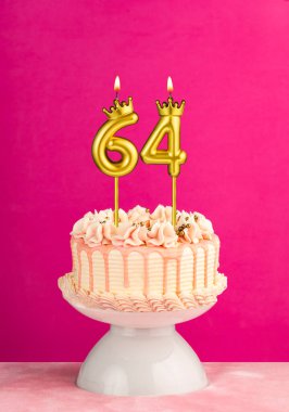 64 numaralı mumlu pembe doğum günü pastası.