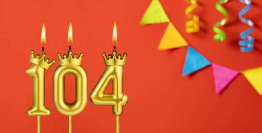 104 numaralı mum - Turuncu arka planda flama ile doğum günü kutlaması