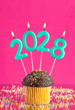 Yeni yıl kutlamaları için 2028 numaralı mumlar.