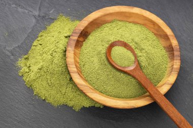 Moringa oleifera - Doğal ve organik yeşil moringa tozu bir kaşık ve kâsede
