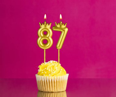 87 numaralı mumlu sarı doğum günü pastası - Pembe arka planda doğum günü kartı