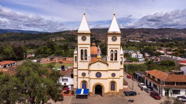 Sutamarchan, Boyaca - Kolombiya. 11 Mayıs 2025. Katolik cemaati kasabanın ana parkında yer alıyor.