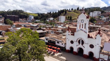 Guarne, Antioquia, Kolombiya. 2 Haziran 2025. Belediyenin ana kilisesinin panoramik drone görüntüsü