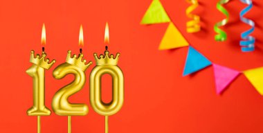 120 numaralı mum - Turuncu arka planda flama ile doğum günü kutlaması