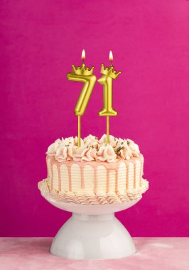71 numaralı doğum günü mumu - Damlayan kremalı pembe kutlama pastası