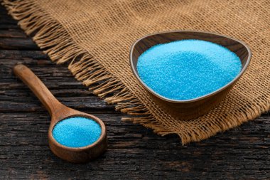 Mavi kristal tuz bir kaşık ve kase - İran mavisi