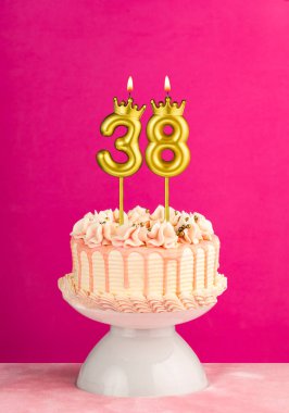 Pembe doğum günü pastası ve 38 numara mum.