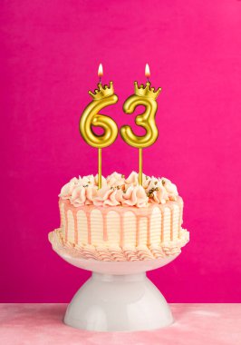 63 numaralı doğum günü mumu - Pembe kutlama pastası damla şekerli