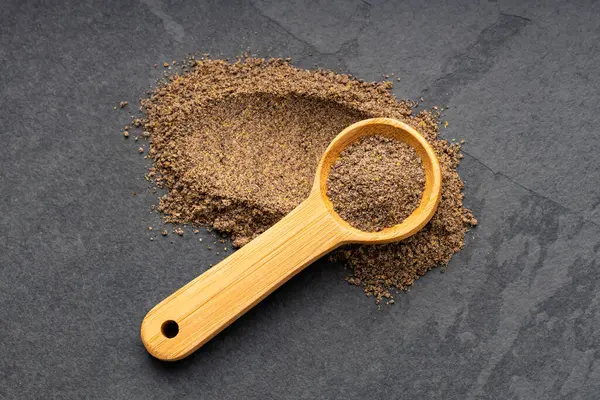 Piper nigrum - Kaşıktaki kara biber baharatları