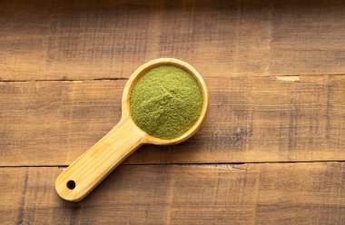 Kaşıkta organik yeşil moringa - Moringa oleifera