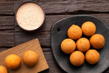 Sıcak çikolatalı kızarmış bunuelos - geleneksel Kolombiya mutfağı