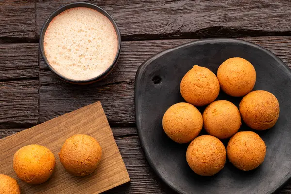 Sıcak çikolatalı kızarmış bunuelos - geleneksel Kolombiya mutfağı