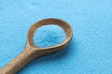 Kaşıktaki ince mavi tuz kristalleri - Potasyum florür