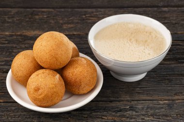 Kızarmış peynirli sandviç ve yanında sıcak çikolata, tipik Kolombiya mutfağı.