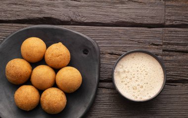 Bunuelo ile geleneksel kahvaltı ve bir fincan sıcak çikolata - Kolombiya yemeği