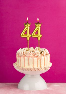 44 numaralı mumlu pembe doğum günü pastası.