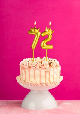 72 numaralı mumlu pembe doğum günü pastası.