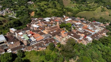 Ebejico, Antioquia - Kolombiya. 25 Mayıs 2025. Hava aracı görüntüsü, deniz seviyesinden 1,159 metre yüksekte.