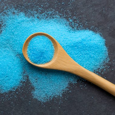 Bir kaşıkta mavi deniz tuzu - Küprik sülfat