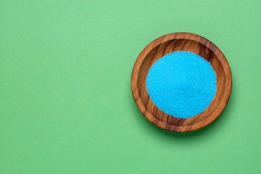 Saf mavi tuz kristalleri bir kasede - sodyum klorür