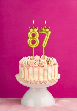 87 numaralı doğum günü mumu - Damlayan kremalı pembe kutlama pastası