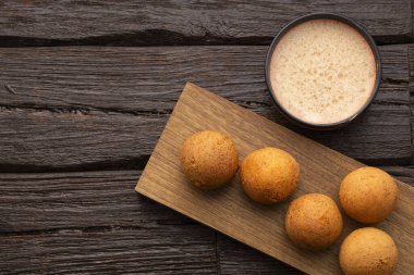 Kızarmış peynirli sandviç ve yanında sıcak çikolata, tipik Kolombiya mutfağı.