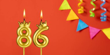 86 numaralı mum - Turuncu arka planda flama ile doğum günü kutlaması