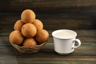 Kızarmış peynirli sandviç ve yanında sıcak çikolata, tipik Kolombiya mutfağı.