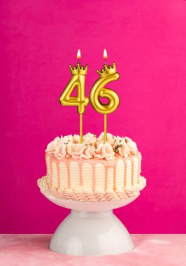 46 numaralı mumlu pembe doğum günü pastası.
