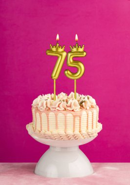 75 numaralı doğum günü mumu - Damlayan kremalı pembe kutlama pastası