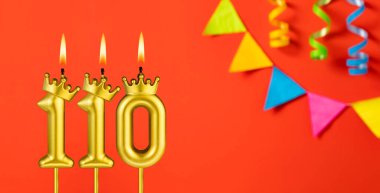 110 numaralı mum - Turuncu arka planda flama ile doğum günü kutlaması