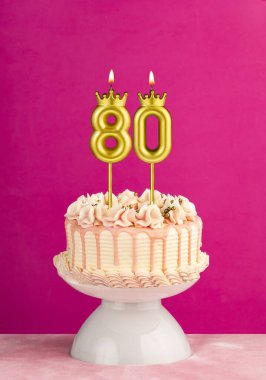 80 numaralı mumlu pembe doğum günü pastası.