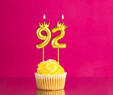 92 numaralı mumla doğum günü kutlaması - Pembe arka planda sarı kek