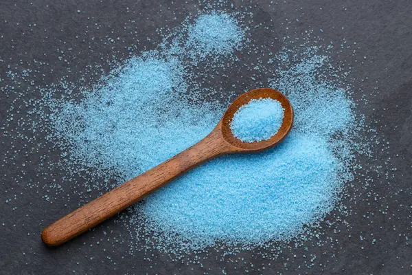 Kaşıktaki ince mavi tuz kristalleri - Potasyum florür