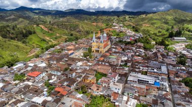 Santo Domingo, Antioquia, Kolombiya. 27 Nisan 2025. Hava aracı görüntüsü. 12.324 nüfuslu belediye