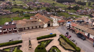 Topaga, Boyaca, Kolombiya. 10 Mayıs 2025. Katolik cemaati kasabanın ana parkında yer alıyor..