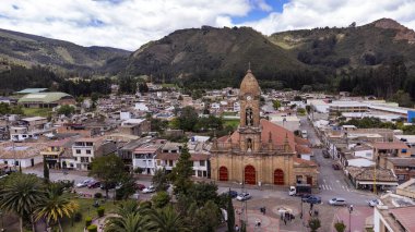 Nobsa, Boyaca, Kolombiya. 10 Mayıs 2025. Katolik cemaati kasabanın ana parkında yer alıyor.