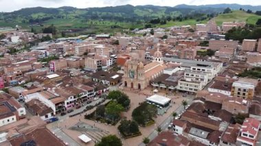 San Pedro de los Milagros, Antioquia, Kolombiya. 16 Haziran 2025. Kasabanın ana parkında bir Katolik cemaati var..